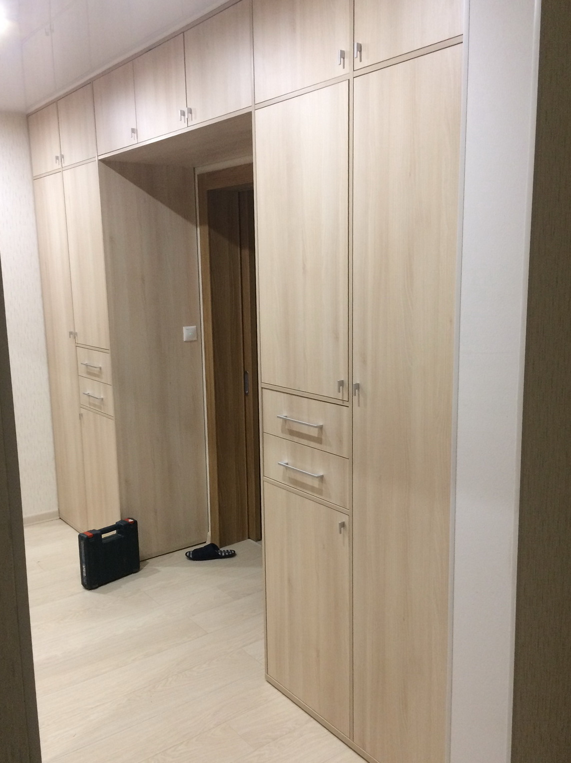 Шкаф распашной в прихожей в декоре «Акация» Модерн — мебель Mr.Doors по ...