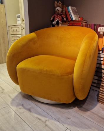 Мягкое кресло в ткани велюр