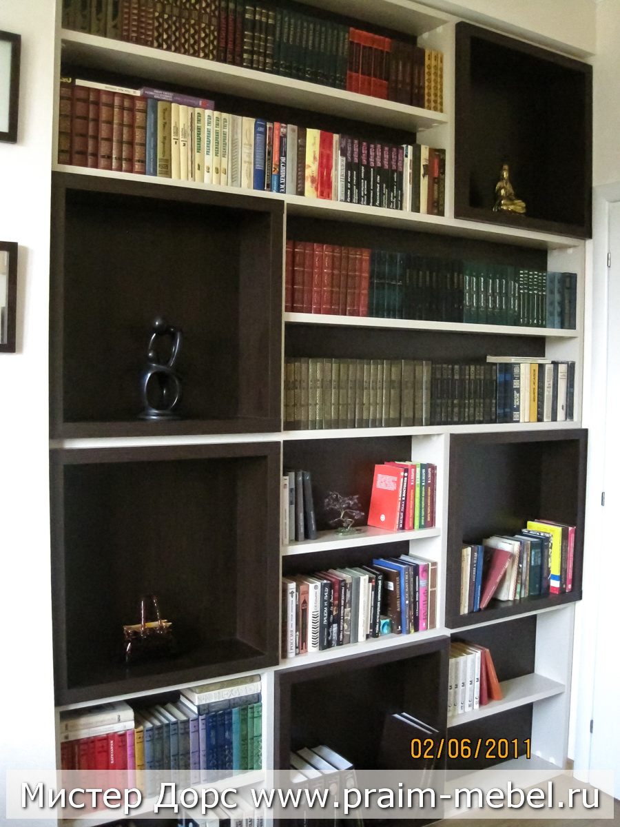 Стильная библиотека с открытыми полками по индивидуальным проектам на ...
