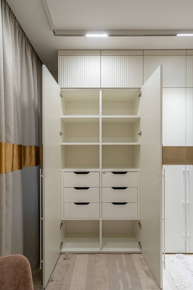 Распашной шкаф в комнату для 3 детей