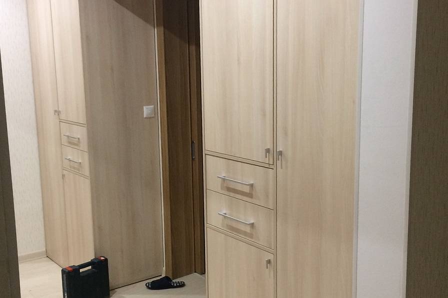 Шкаф распашной в прихожей в декоре «Акация»