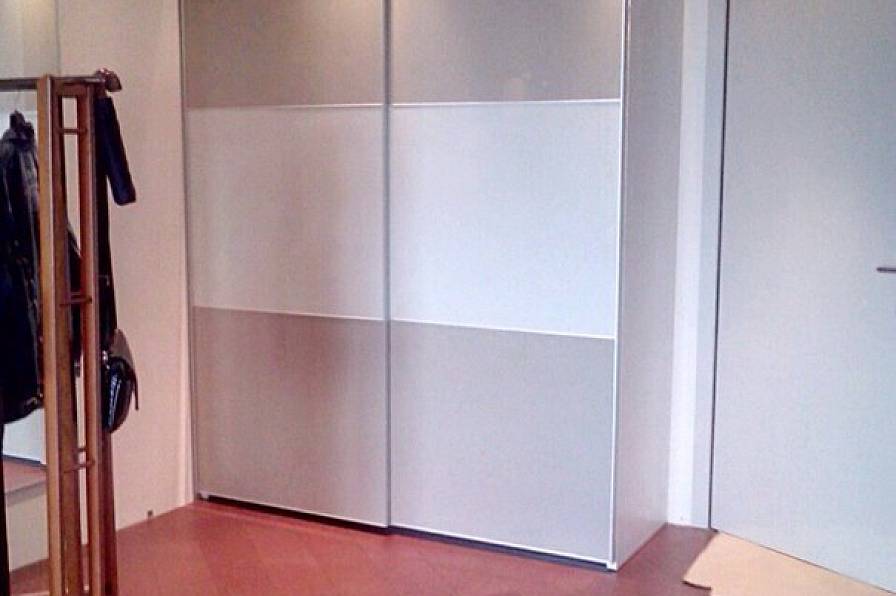 Шкаф-купе в классическом стиле на заказ в светлом декоре  из коллекции Mr.Doors КЛАССИКА (CLASSICS)