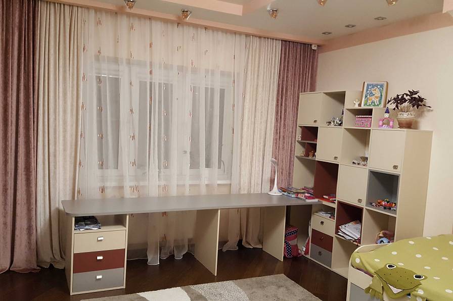 Комплект мебели в детскую для двоих детей ( распашной шкаф, рабочее место , стеллаж. Кровать)