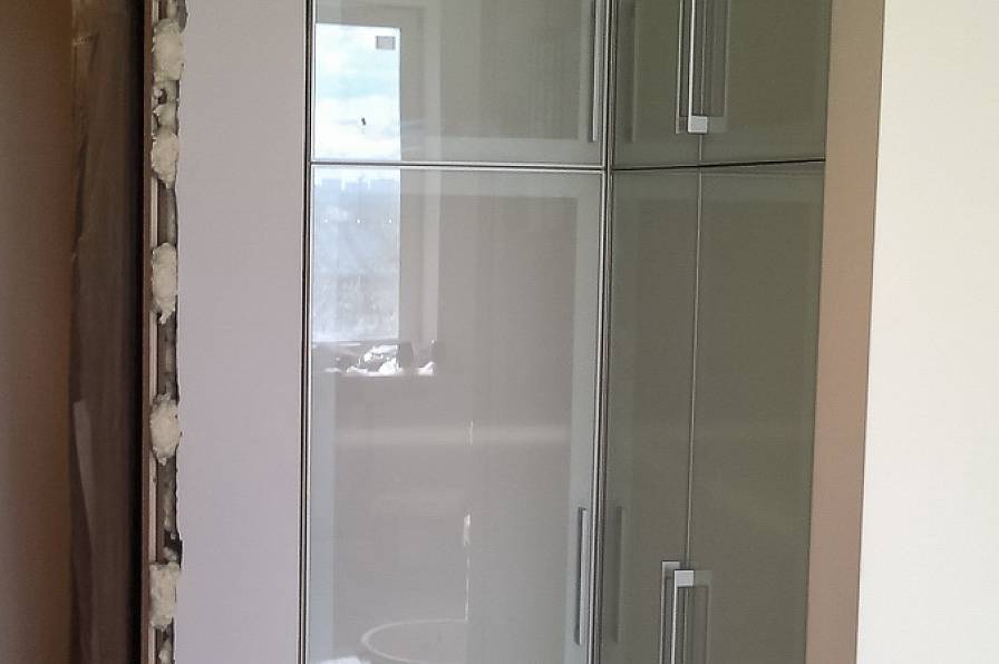 Встроенный угловой шкаф с распашными дверьми