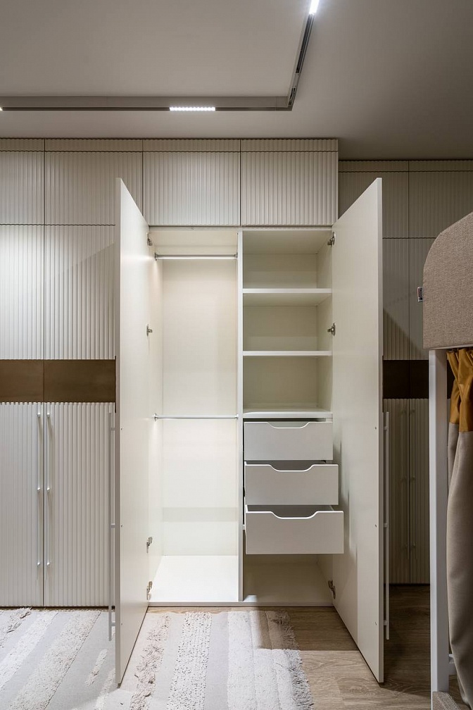 Распашной шкаф в комнату для 3 детей