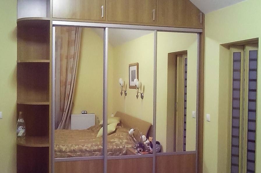 Встроенный шкаф-купе в нестандартную нишу