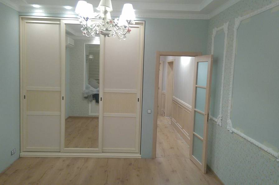 Встроенный в нишу классический шкаф-купе на заказ в светлом декоре