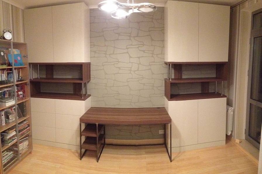 Комната в современном стиле со встроенной мебелью