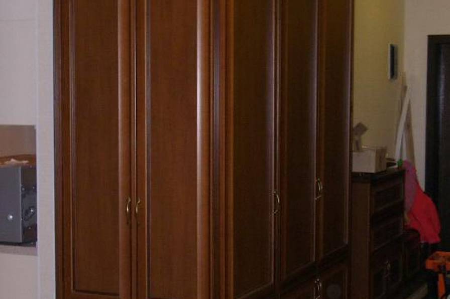 Встроенный угловой шкаф купе и его преимущества в небольшом помещении