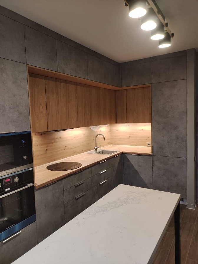 Трендовое сочетание для кухни: бетон + дерево