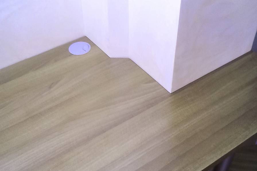 Встроенный стол не стандартной формы